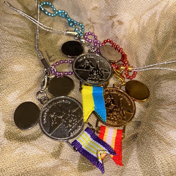New Disney Mascot Medal Keychains - Picture 6 of 6